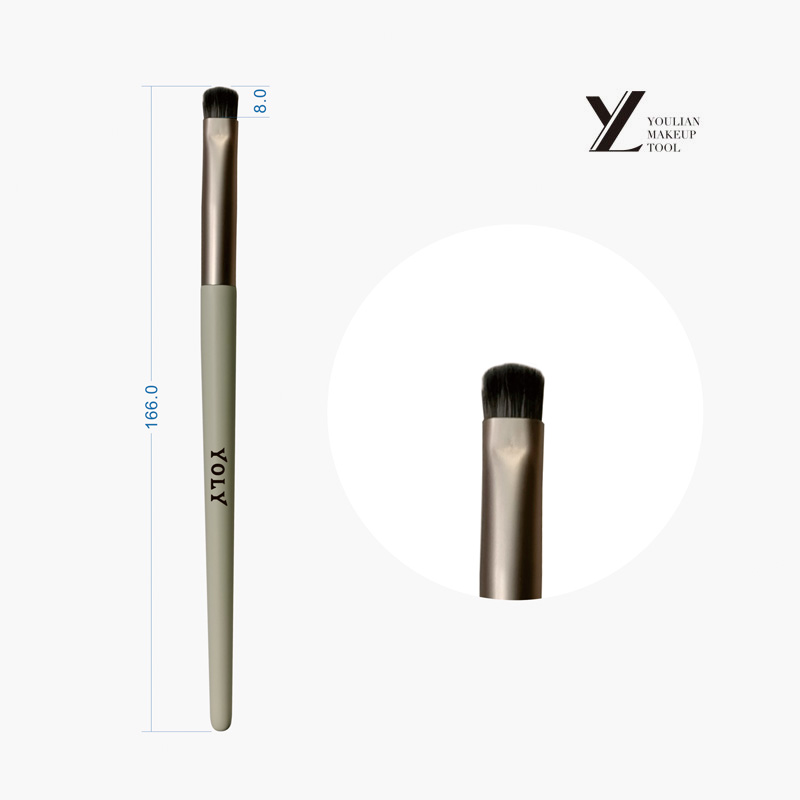 Jak czyścić pędzel do eyelinera po użyciu?